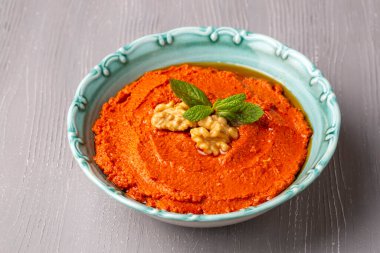 Geleneksel lezzetli Türk aperatifi Muhammara, sağlıklı ceviz ve kavrulmuş kırmızı biber sosu.