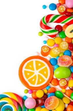 Renkli lolipoplar ve farklı renkli yuvarlak şekerler. Üst görünüm.