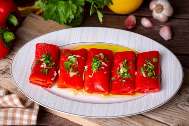 Kızarmış Biber Salatası Aperatifi, Türk aperatifi, (Türkçe adı; sirkeli koz kirmizi biber mezesi