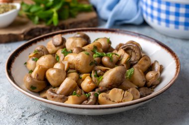 Lezzetli mantarlar sote (Türkçe: Mantar sote))