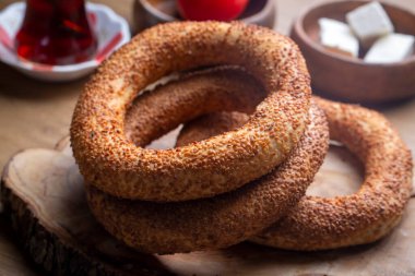 Simit adında bir Türk fast food simidi. Susamlı Türk simidi Simit. Simit geleneksel Türk pastanesidir. Türkçe isim; simit - hayat