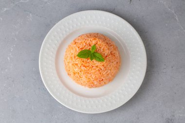 Geleneksel lezzetli Türk yemekleri; domatesli pirinç pilavı (Türkçe adı; Domatesli pirinc pilavi))