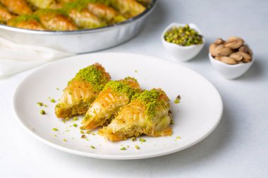 Türk Tatlısı Sobiyet Baklava. Beyaz arka planda Türk fıstıklı baklava. Yerel adı sobiyet baklava