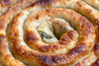 Türk Tepsi Boregi, Yuvarlak Borek, Tepsi hamur işi (Türkçe adı; rulo borek)
