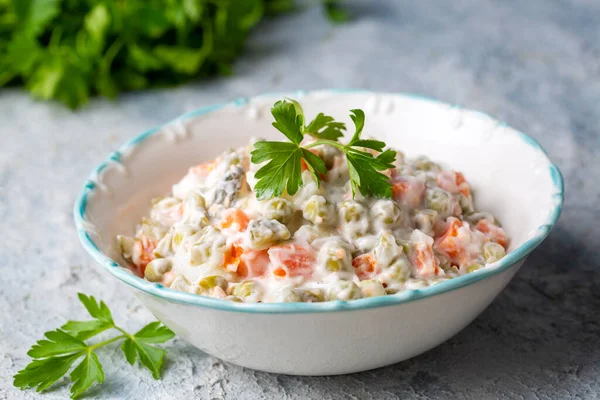 Russischer Salat Olivier Mit Mayonnaise Und Serviert — Stockfoto