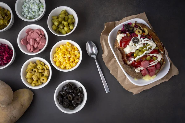 Kumpir, peynirli, mısırlı, sosisli, ketçaplı, mayonezli ve zeytinli Türk patatesi. Bu kumpir geleneksel Türk yemeğidir.