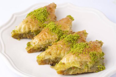 Türk Tatlısı Sobiyet Baklava. Beyaz arka planda Türk fıstıklı baklava. Yerel adı sobiyet baklava