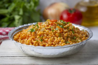 Tabakta domates sosu bulunan geleneksel Türk bulgur pilavı (Türkçe adı; meyhane pilavi))