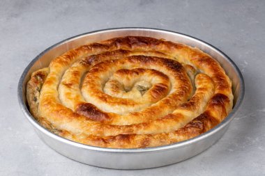 Türk Tepsi Boregi, Yuvarlak Borek, Tepsi hamur işi (Türkçe adı; rulo borek)