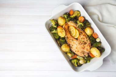 Brokoli ve sebzeli fırında somon filetosu..