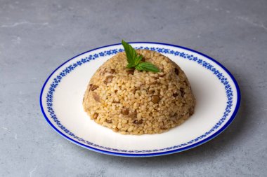 Geleneksel lezzetli Türk yemekleri; yeşil mercimekli bulgur pilavı (Türkçe adı; yeesil mercimekli bulgur pilavi))