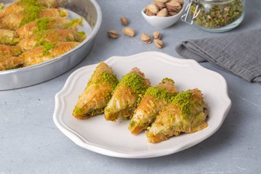 Türk Tatlısı Sobiyet Baklava. Beyaz arka planda Türk fıstıklı baklava. Yerel adı sobiyet baklava