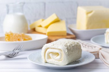 Türk kremalı süt ürünü. Türk kahvaltısı için bir bardak sütlü pıhtılaşmış krema. (Türkçe adı; kayak)