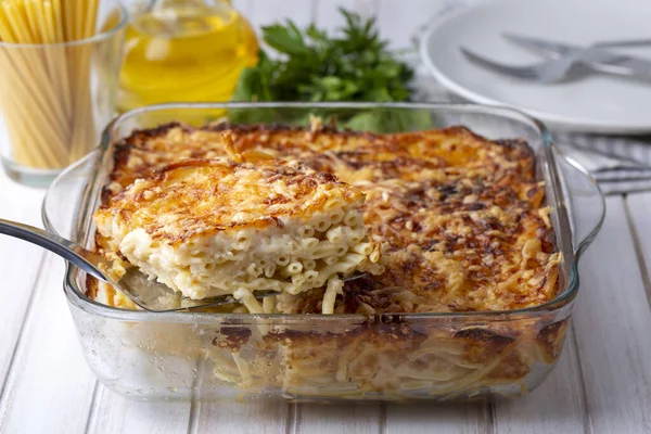 Pasta Casserole Bechamel Sauce Розплавленим Сиром Моцарелла Подається Білій Випічці — стокове фото