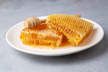 Tatlı bal peteği organik doğal bileşenler içeren beyaz arı ürünlerine izole edilmiş.