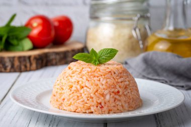 Geleneksel lezzetli Türk yemekleri; domatesli pirinç pilavı (Türkçe adı; Domatesli pirinc pilavi))