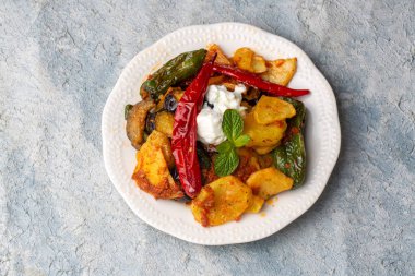 Yoğurtla kızartılmış Türk usulü sebze (Yoğurtlu Karisik Kizartma))