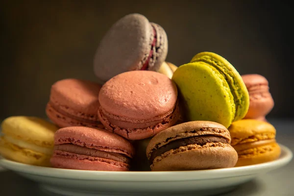 Close Macarons Bolos Cores Diferentes Fundo Azul Conceito Culinária Culinária — Fotografia de Stock