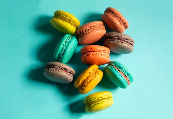 Close Macarons Bolos Cores Diferentes Fundo Azul Conceito Culinária Culinária — Fotografia de Stock