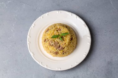 Geleneksel lezzetli Türk mutfağından; Etli Bulgur pilavı (Türkçe adı; etli bulgur pilavi))