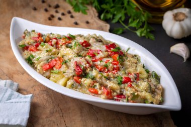 Türk usulü patlıcan aperatifi, patlıcan salatası, kızarmış patlıcan salatası, Türk adı; Patlican salatası, babaganus 