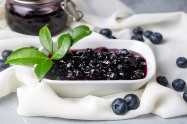 Kavanozda böğürtlen ve yapraklı yaban mersini reçeli