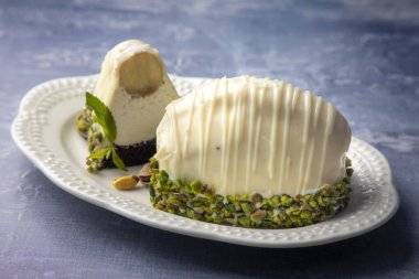 Beyaz arka planda beyaz çikolatalı muzlu pasta. Meyveli Malaga keki. Kapat.