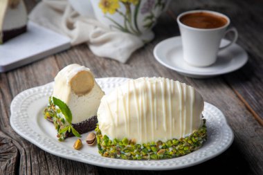 Beyaz arka planda beyaz çikolatalı muzlu pasta. Meyveli Malaga keki. Kapat.