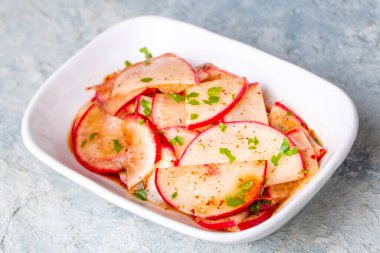 Türk aperatifleri; dilimlenmiş turp aperatifi ekşi, Türkçe adı: Turp mezesi