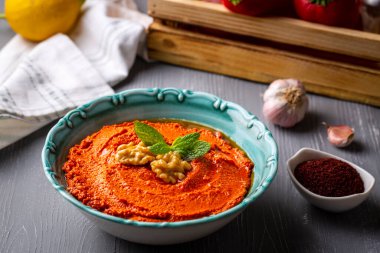 Geleneksel lezzetli Türk aperatifi Muhammara, sağlıklı ceviz ve kavrulmuş kırmızı biber sosu.