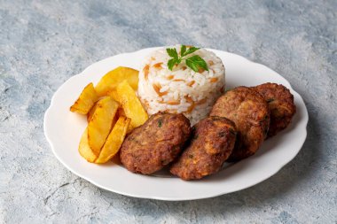 Geleneksel Türk yemekleri; kuru köfteler veya patatesli inegol köfteleri (Türkçe adı: Kuru kofte))