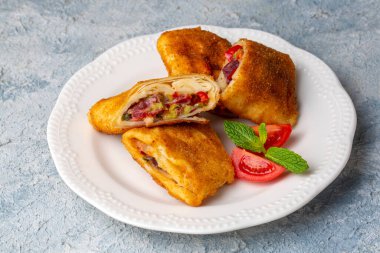 Pastirma (pastırma) ve çedar peynirli Türk Pacanga Boregi. - Pastirmali Borek.