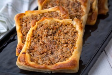 Geleneksel lezzetli Türk yemekleri; Türkiye 'nin kıymalı Kaytaz pastası Hatay - Antakya bölgesi (Türkçe adı: Kaytaz boregi)