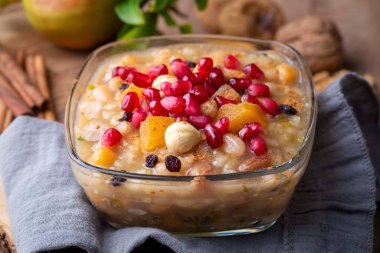 Geleneksel lezzetli Türk tatlıları; Ashura (Emin)