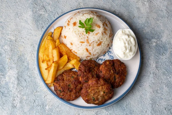 Comida Tradicional Turca Albóndigas Secas Albóndigas Inegol Con Patatas Arroz —  Fotos de Stock