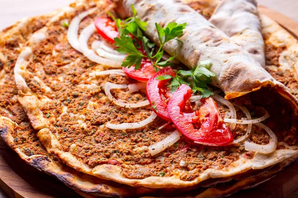 Вкусная Свежая Турецкая Пицца Lahmacun — стоковое фото