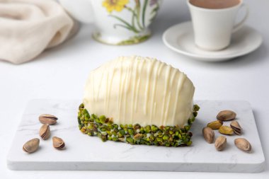 Beyaz arka planda beyaz çikolatalı muzlu pasta. Meyveli Malaga keki. Kapat.