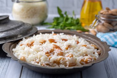 Geleneksel lezzetli Türk yemekleri; badem pirinç pilavı (Türkçe: Bademli pirinc pilavi)