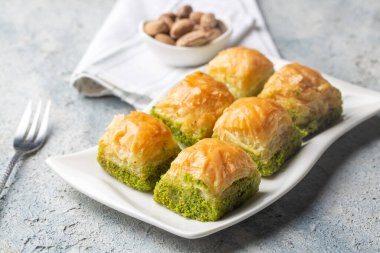 Geleneksel lezzetli Türk tatlısı; şam fıstıklı baklava (Türkçe adı; kuru baklava)
