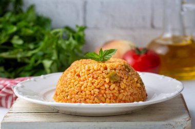 Tabakta domates sosu bulunan geleneksel Türk bulgur pilavı (Türkçe adı; meyhane pilavi))