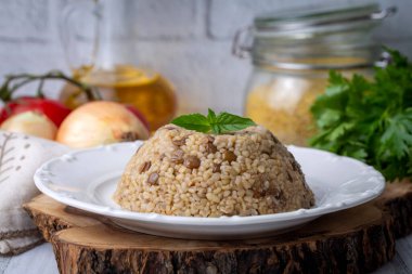 Geleneksel lezzetli Türk yemekleri; yeşil mercimekli bulgur pilavı (Türkçe adı; yeesil mercimekli bulgur pilavi))