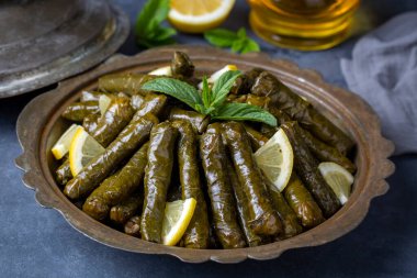 Lezzetli dolma (sarma) doldurulmuş üzüm yaprağı pilav, beyaz yoğurt sosu. Lübnan Dolma Sarması tabakta. Lübnan Türk mutfağı, Yunan ortadoğu mutfağı. (Türkçe adı: Yaprak sarma)