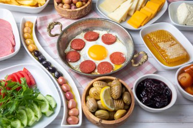 Geleneksel lezzetli Türk kahvaltısı, yemek konsepti fotoğrafı.