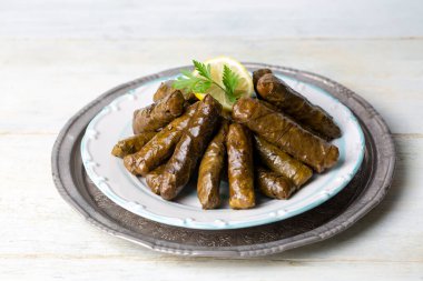 Lezzetli dolma (sarma) doldurulmuş üzüm yaprağı pilav, beyaz yoğurt sosu. Lübnan Dolma Sarması tabakta. Lübnan Türk mutfağı, Yunan ortadoğu mutfağı. (Türkçe adı: Yaprak sarma)