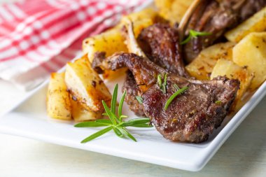 Izgara kuzu pirzola ve patates, nefis bir manzara.