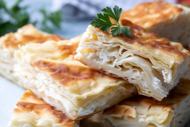 Lezzetli Türk yemekleri; tepsi hamur işi; (Türkçe adı; Su boregi)