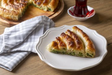 Türk Tepsi Boregi, Yuvarlak Borek, Tepsi hamur işi (Türkçe adı; rulo borek)