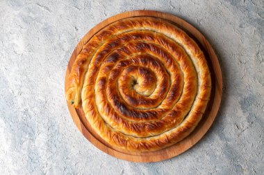 Türk Tepsi Boregi, Yuvarlak Borek, Tepsi hamur işi (Türkçe adı; rulo borek)