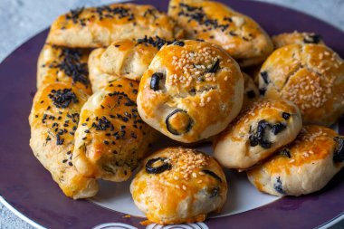 Zeytinli ve dereotlu hamur tatlısı (Türkçe adı Zeytinli pogaca ve dere otlu peynirli pogaca))