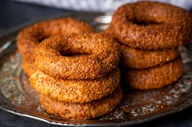 Susamlı Türk simidi. Türkçe adı: Kandil simidi